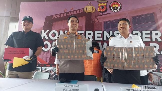 polisi-pamerkan-barang-bukti-uang-hasil-korupsi-pembanguanan-gedung-di-rsud-al-ihsan-jawa-barat_169