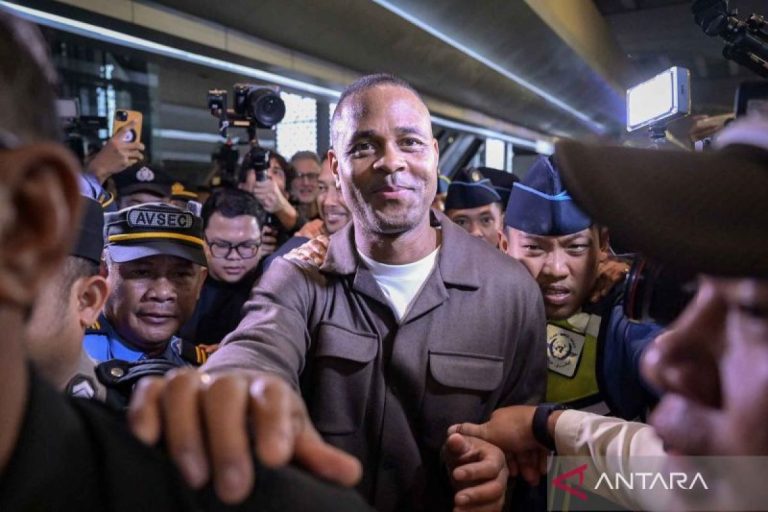 Pelatih-Timnas-Indonesia-Patrick-Kluivert-tiba-di-Jakarta-110125-fzn-7