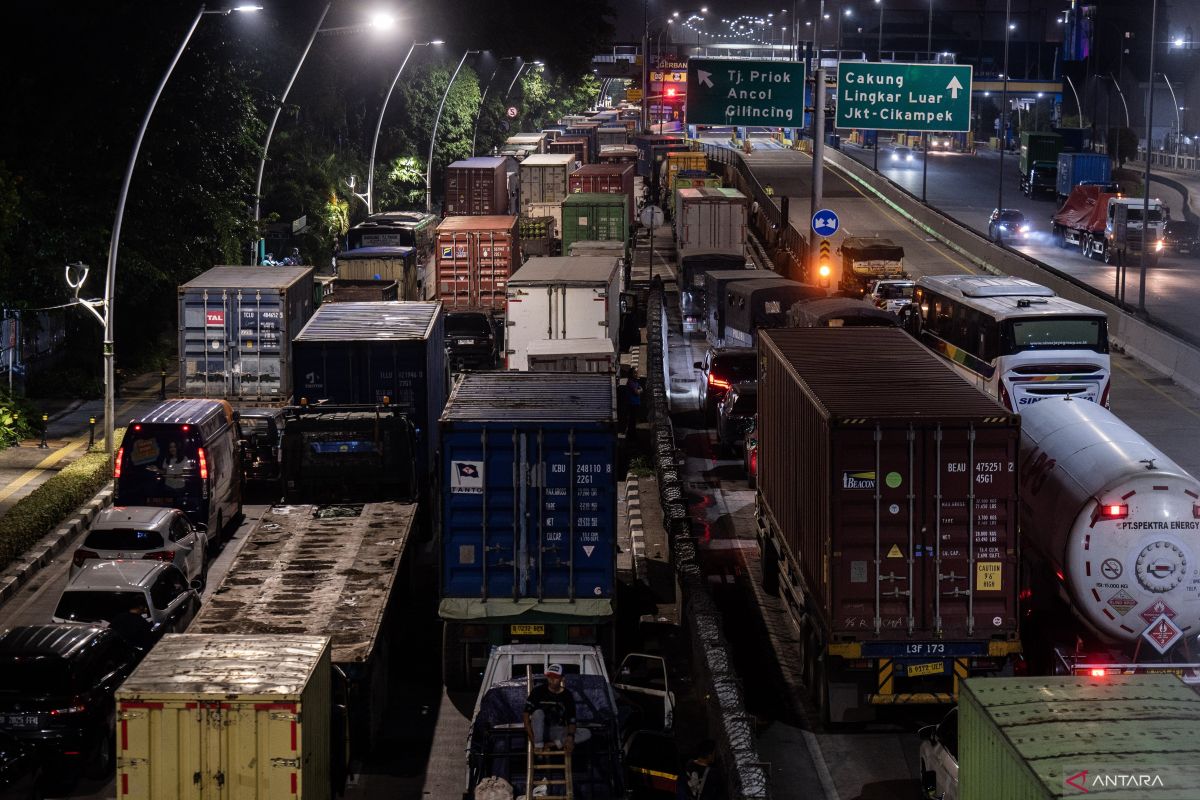 Kemacetan-di-akses-menuju-Pelabuhan-Tanjung-Priok-170425-Bay-8.jpg