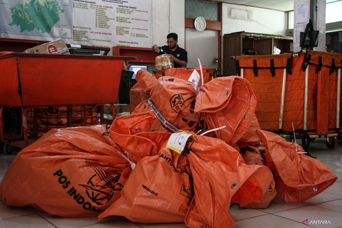Pengiriman-paket-melalui-Kantor-Pos-meningkat-jelang-lebaran-25032025-Aul-5.jpg