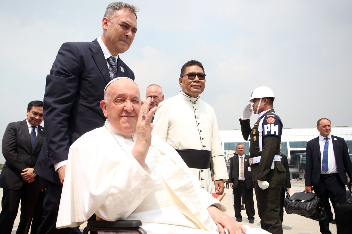 antarafoto-paus-fransiskus-tinggalkan-indonesia-060924-bal-3.jpg