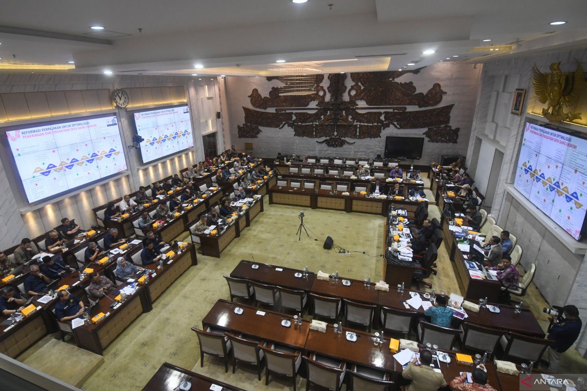 antarafoto-raker-dpr-pemerintah-bahas-ruu-apbn-2025-280824-app-6.jpg