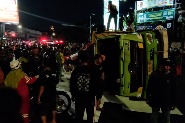 AB_TRUK-TERGULING-DI-SEMARANG-SATU-PENGENDARA-MOTOR-TEWAS.jpg