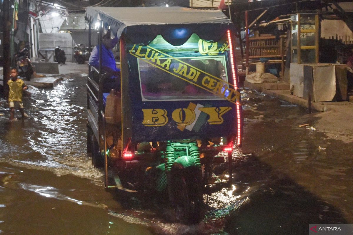 Banjir-rob-di-Jakarta-Utara-290425-fah-5.jpg