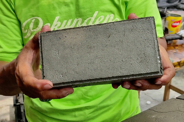 KELURAHAN-PEKUNDEN-KOTA-SEMARANG-OLAH-SAMPAH-PLASTIK-JADI-PAVING-BLOCK.jpg