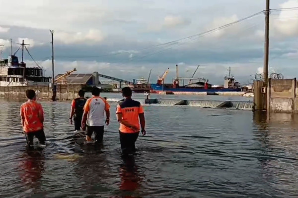 PELABUHAN-TANJUNG-EMAS-BANJIR-AKIBAT-PAGAR-PEMBATAS-LAUT-JEBOL.jpg