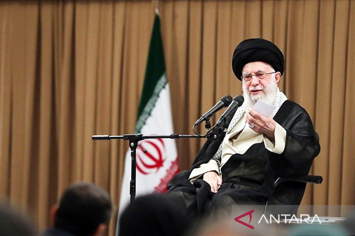Pemimpin-Tertinggi-Iran-Ayatollah-Ali-Khamenei.jpg