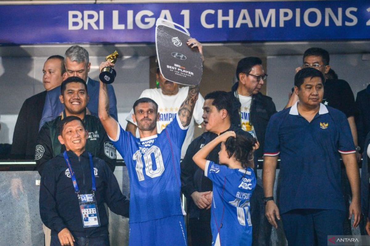 Penghargaan-Bagi-Pemain-Dan-Ofisial-Tim-Di-Liga-1-240525-rai-07_1.jpg