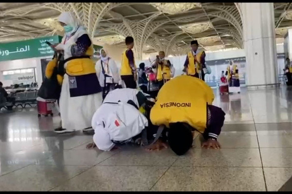 SUJUD-SYUKUR-PARA-JAMAAH-CALON-HAJI-SAAT-TIBA-DI-ARAB-SAUDI.jpg