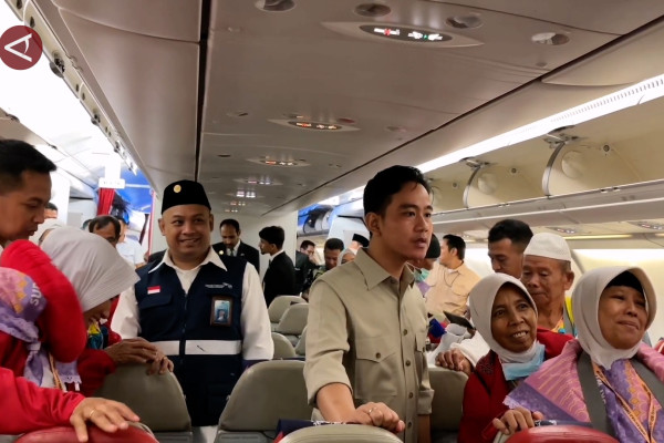 WAPRES-GIBRAN-TINJAU-KEBERANGKATAN-HAJI-DI-BANDARA-ADI-SOEMARMO.jpg