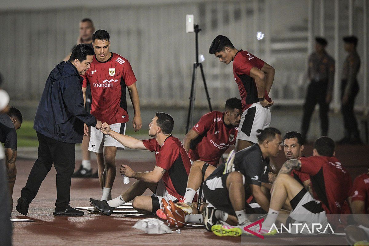 Erick-Thohir-tinjau-latihan-Timnas-Indonesia-020625-Bay-1_2.jpg