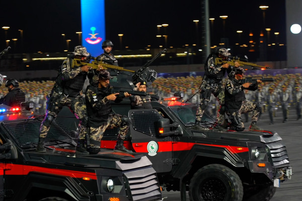 JELANG-PUNCAK-HAJI-PASUKAN-KEAMANAN-ARAB-SAUDI-GELAR-PARADE-MILITER.jpg