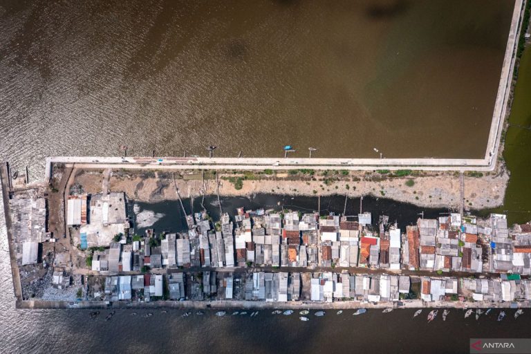 Kesiapan-rencana-pembangunan-tanggul-laut-raksasa-di-Pantura-Jawa-120625-ast-7.jpg