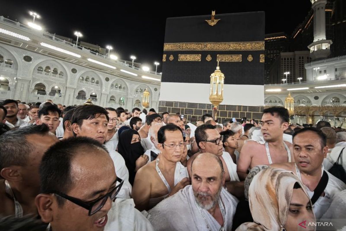 Menag-Menunaikan-Umrah-Wajib-310525-aww-1.jpg