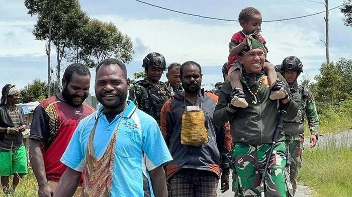 KKB-Papua-Tak-Lagi-Ditakuti-Warga-Berani-Angkat-Senjata-Demi-Lindungi-Pembangunan-Gereja-Intan-Jaya.jpg