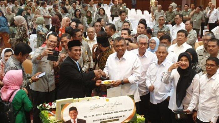 Caption-Menteri-Pertanian-Amran-Sulaiman-di-Kementan-Jakarta.jpg