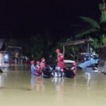 Tim-ERT-PT-Arutmin-Indonesia-Tambang-Kintap-trun-bantu-korban-banjir.jpg