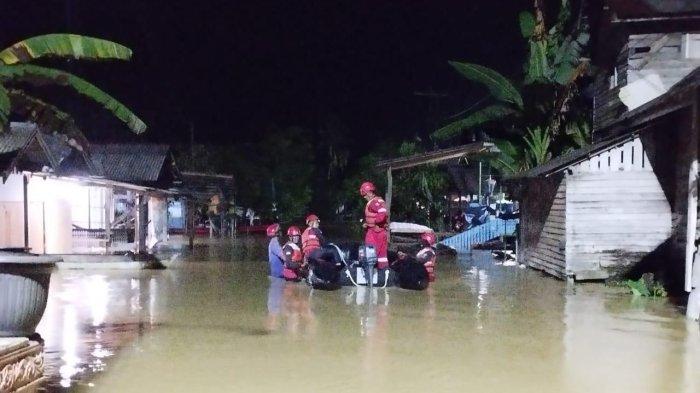Tim-ERT-PT-Arutmin-Indonesia-Tambang-Kintap-trun-bantu-korban-banjir.jpg