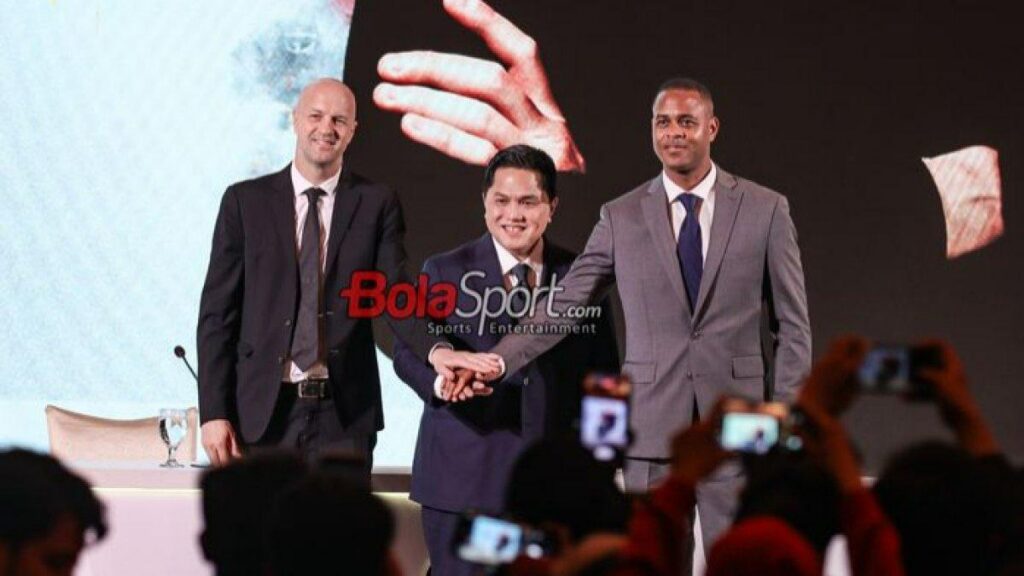 Ketua-Umum-PSSI-Erick-Thohir-tengah-sedang-berfoto-bersama-dengan-Jordi-Cruyff-kiri.jpg
