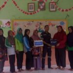 Penyerahan-bantuan-simbolis-kepada-TKPAUD-Cendrawasih-Tempilang.jpg