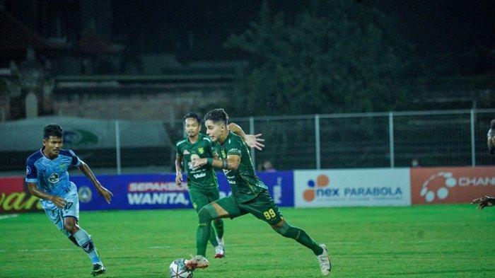 pemain-persebaya-bruno-moreira-dribbling.jpg