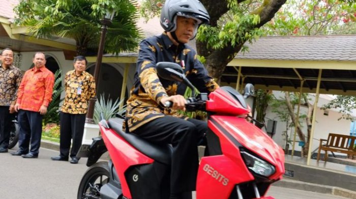 presiden-joko-widodo-menjajal-motor-listrik-gesits-di-istana-kepresidenan-jakarta_20181107_165954.jpg