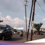 tangsel-masih-punya-tiang-listrik-di-tengah-jalan-1_169.jpeg