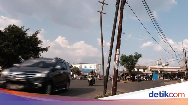 tangsel-masih-punya-tiang-listrik-di-tengah-jalan-1_169.jpeg
