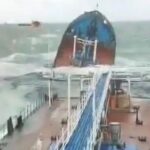 2-kapal-tanker-rusia-tenggelam-dihantam-badai-dahsyat-salah-satunya-terbelah-dua-xxh.jpg