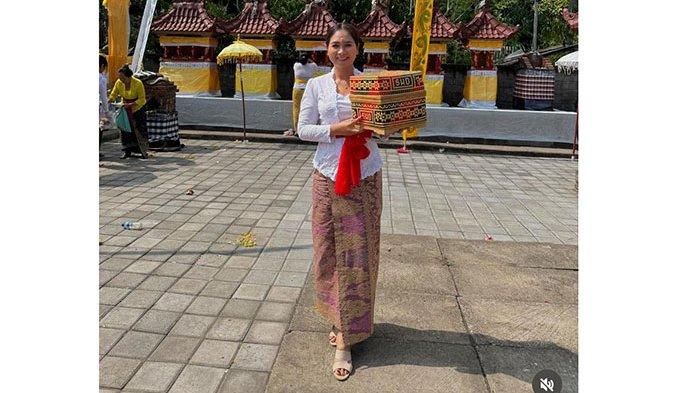 Ni-Luh-Enik-Ermawati-alias-Ni-Luh-Puspa-Wakil-Menteri-Pariwisata-asal-Bali.jpg