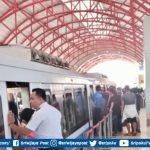 Antrean-calon-penumpang-LRT-Sumsel-antre-masuk-kereta-di-salah-satu-stasiun.jpg