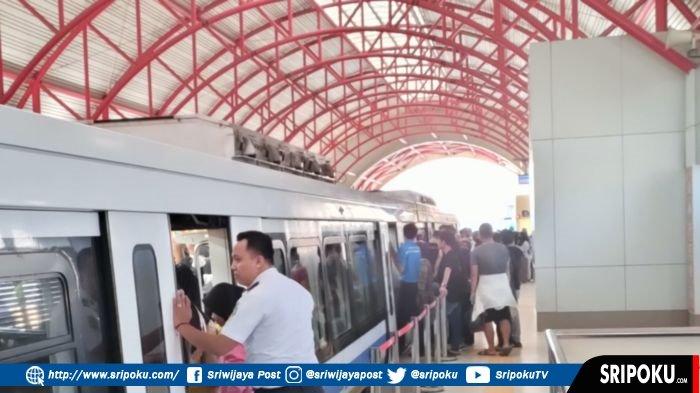 Antrean-calon-penumpang-LRT-Sumsel-antre-masuk-kereta-di-salah-satu-stasiun.jpg