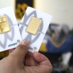 harga-emas-antam-naik-hampir-2-persen-di-butik-emas-bandung_20200108_154253.jpg