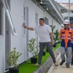 teddy-klaim-hunian-untuk-warga-bantaran-rel-pasar-senen-hampir-rampung