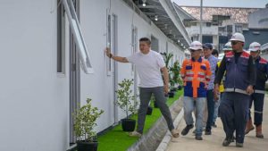 teddy-klaim-hunian-untuk-warga-bantaran-rel-pasar-senen-hampir-rampung